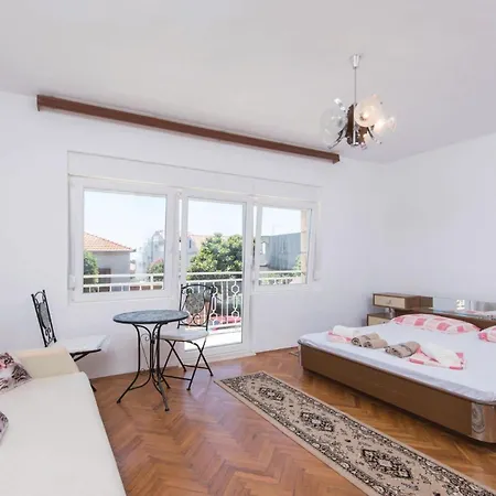 Vakantiehuis Lovely In With Wifi