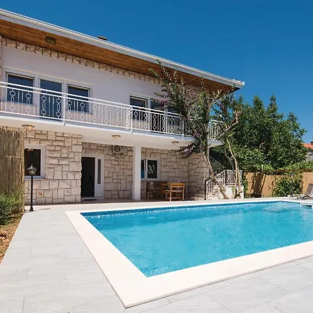 Beautiful In With Kitchen Holiday home