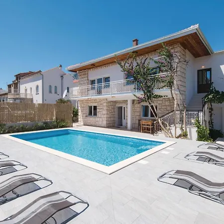 Beautiful In With Kitchen Holiday home